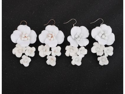 Visací náušnice s bílými akrylovými květy