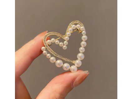 Pozlacená brož ve tvaru dvojitého srdce s krystaly a perlami