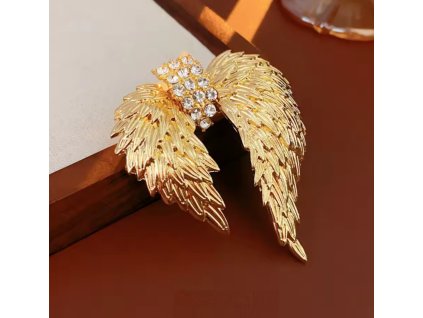 Pozlacená brož ve tvaru andělských křídel s krystaly