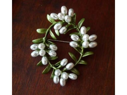 Brož ve tvaru věnečku se zelenými lístky a perlami