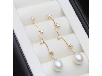 Pozlacené dlouhé náušnice s krystalovými lístky a perlou