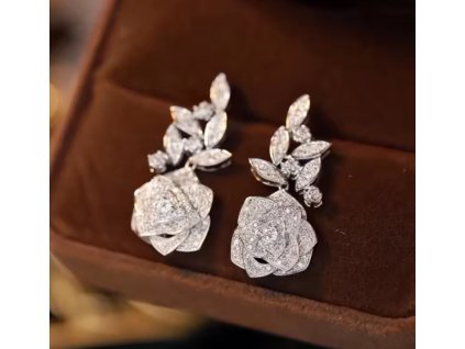Postříbřené puzetové náušnice se zirkony ve tvaru lístků s růží