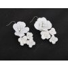 Visací náušnice s bílými akrylovými květy
