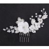 Hřeben do vlasů s bílými keramickými květy, lístky a perličkami