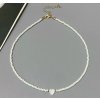 Choker náhrdelník z bílých korálků a Srdíčkem