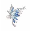 Postříbřená brož ve tvaru letícího motýla s modrými krystaly a perlou