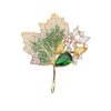 Pozlacená brož ve tvaru javorového listu se zelenými krystaly