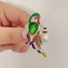 Pozlacená brož ve tvaru papouška s perlou – zelená nebo modrá varianta