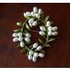 Brož ve tvaru věnečku se zelenými lístky a perlami