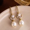 Dámské visací náušnice s perlami a zirkonovými lístky