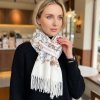 Dámská zimní šála s květinovým vzorem a třásněmi bílá