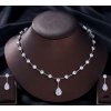 Elegantní náušnice a náhrdelník zdobené zirkony ve tvaru kapky