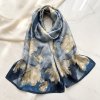 Elegantní dámský šátek s květinovým motivem v modrých tónech