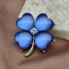 Výrazná brož ve tvaru čtyřlístku s modrým leskem 2