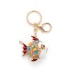 Roztomilý přívěsek na klíče ve tvaru rybky s barevnými kamínky