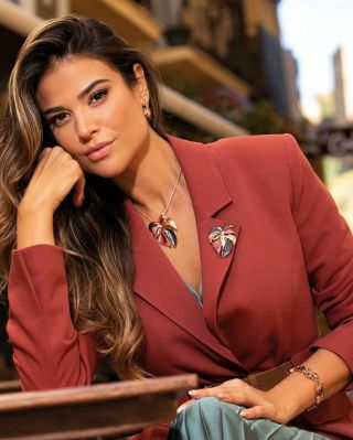 🎄✨ Vánoce jsou ideální čas dopřát si šperk YVON, který podtrhne váš styl a rozzáří sváteční dny. Až do neděle navíc...