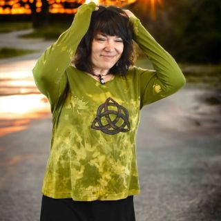 Triquetra na batice, ve vel XS až XXXL Tenhle motiv se mi prostě neomrzí Každé tričko je ručně batikované, malované. Nikdy...