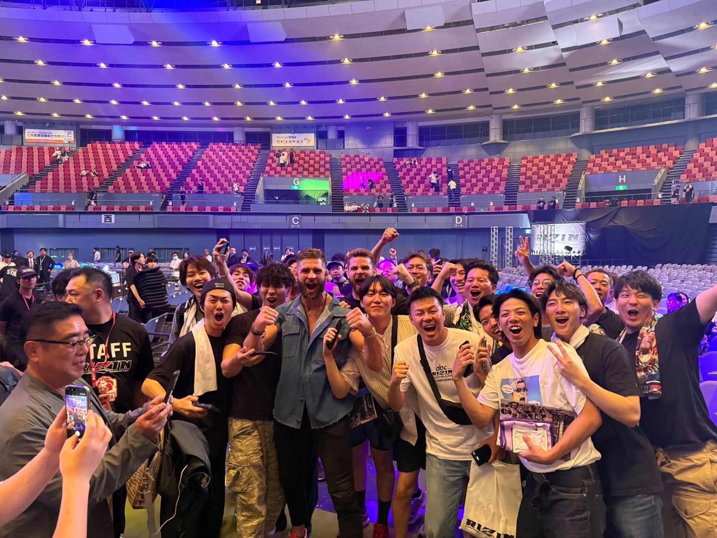 Jiří Procházka s fanoušky v hale organizace Rizin v Japonsku