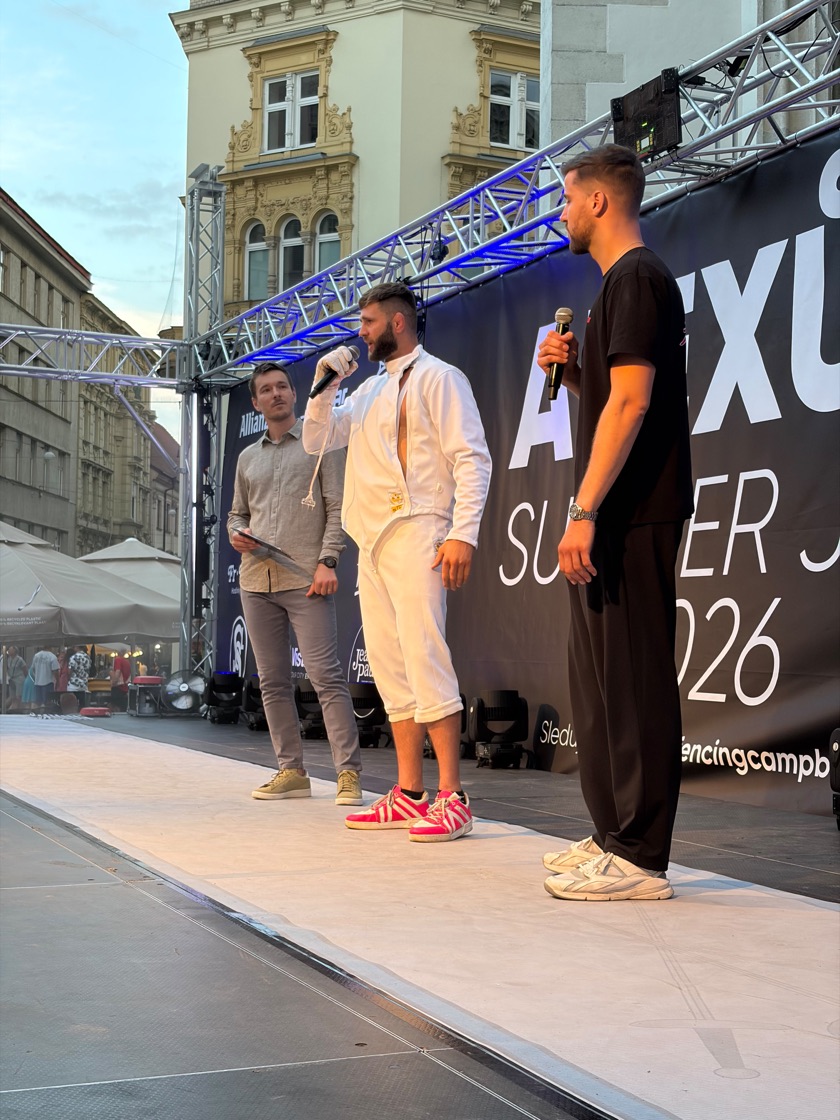 Jiří Procházka v šermířském dresu na pódiu v Brně