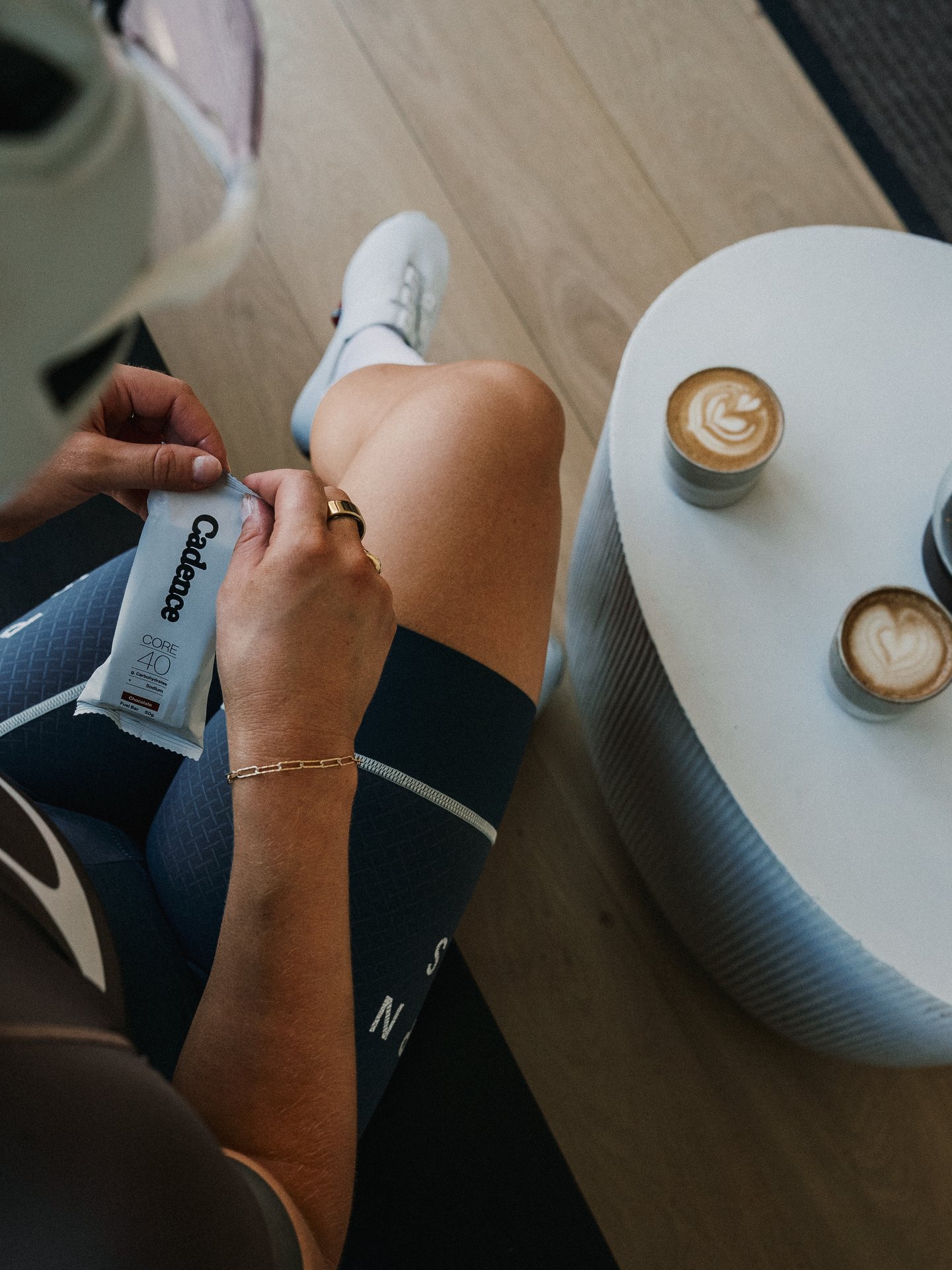 Rozbalování čokoládové tyčinky Cadence Core 40 během cyklistické zastávky