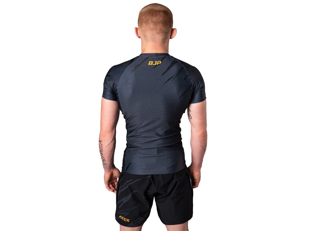 Přiléhavý střih rashguardu SPIRIT při pohledu zezadu