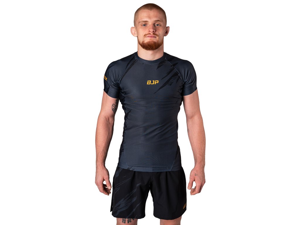 Rashguard SPIRIT s krátkými rukávy na modelovi, pohled zepředu