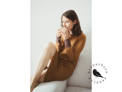 Odpočinkové šaty okrové s hnědými lemy