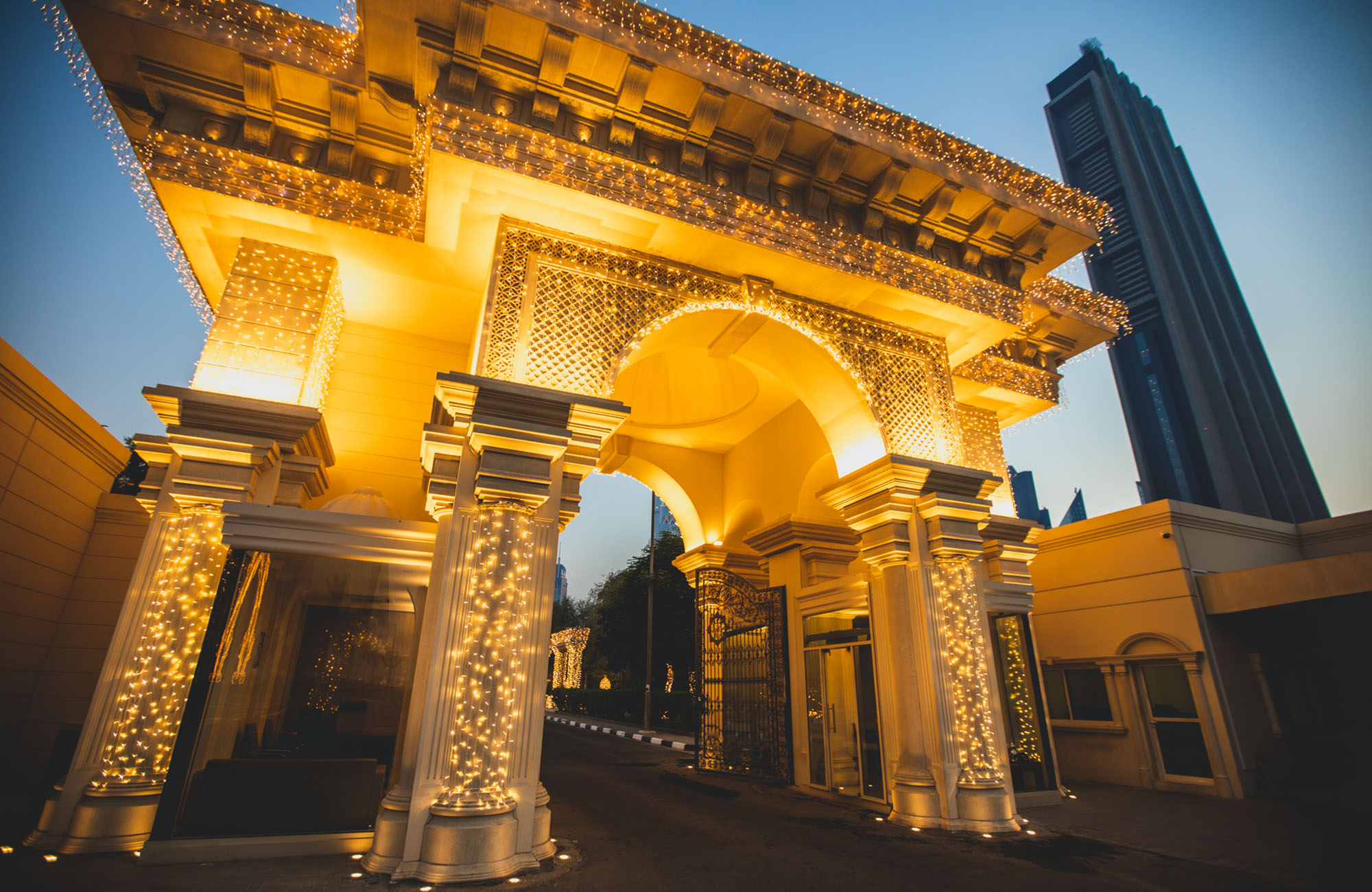 Svetelná výzdoba monumentálnych stavieb v Dubaji