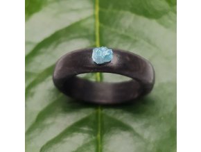 dřevěný prsten s diamantem