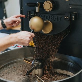 Další pondělí, další pražení 🔥 Po pracovním víkendu neleníme a už to pro tebe zase pražíme. ☕ Chystáme skvělé spolupráce a...