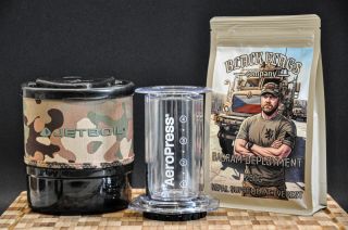 Ideální kombo na cesty ☕️ www.blackflagsco.com #coffee #kafe #prazenakava #aeropress #jetboil