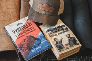 Paradesantní skupina 🪂 máš rád výsadkářskou tematiku? Kubiš s Gabčíkem tě nakopnou naší never surrender kávou Kenya a...