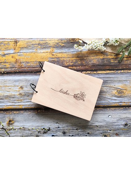 Malé dřevěné fotoalbum A5 Příběh lásky náhled