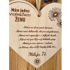 Dřevěné srdce s nápisem „Výjimečná žena“ detail
