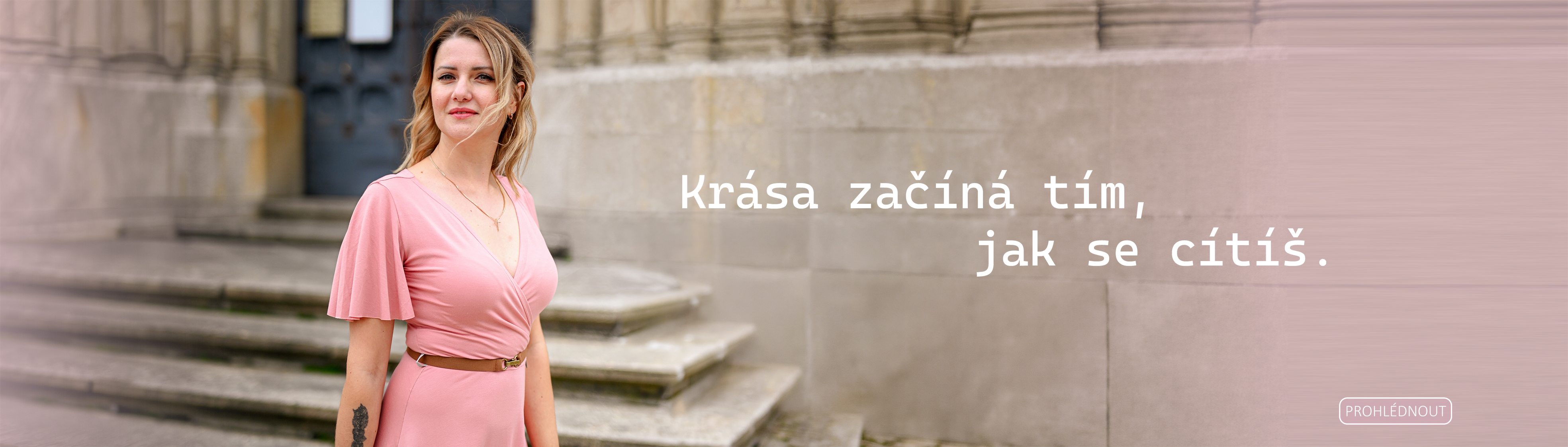 Půlkolové rozevláté šaty s kříženým výstřihem, které budete milovat. Šijeme v České republice.
