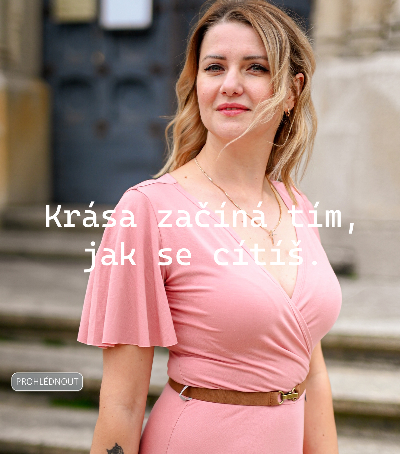 Půlkolové rozevláté šaty s kříženým výstřihem, které budete milovat. Šijeme v České republice.