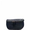 Kožená crossbody ledvinka Nadine tmavě modrá