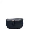 Kožená crossbody ledvinka Nadine tmavě modrá