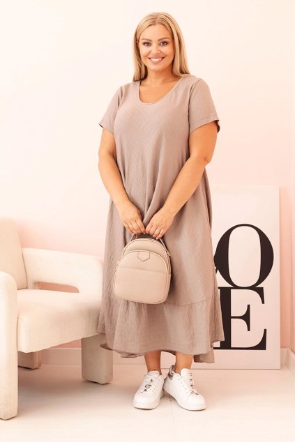 Sukienka damska plus size z krótkim rękawem i falbaną z lekkiej wiskozy cappuccino (Velikost Plus Size)