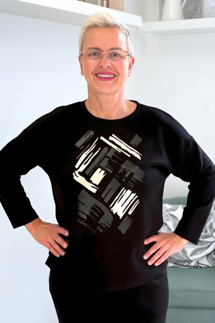 Černá mikina s aplikací BLANKA STRAKA 01