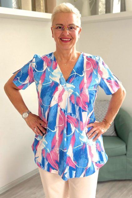 Lehká halenka plus size s modro růžovým vzorem BLANKA STRAKA