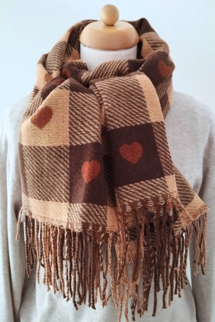 Kostkovaná teplejší hnědá šála se srdíčky