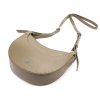 Kabelka ve tvaru půlměsíce z jemné přírodní kůže