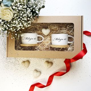 ❤️🎁 Valentýnský balíček pro vás dva! 🎁❤️ Přinášíme vám kouzelný set dvou hrnků s podtáckem, ozdobených něžným potiskem...