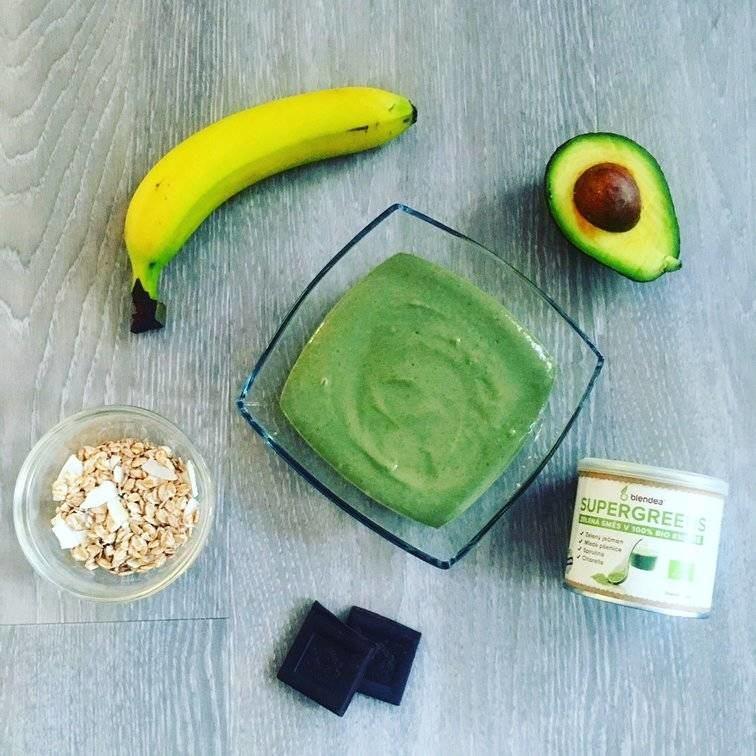 Avokádová smoothie bowl se žervé a Carem