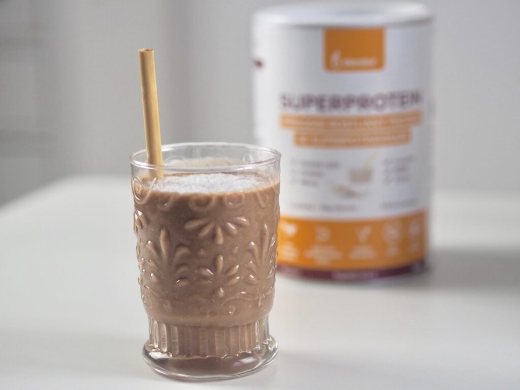 Smoothie s banánem, karobem a mandlovým mlékem