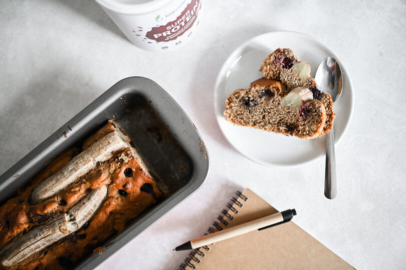 Nízkokalorický banánový chlebíček ze špaldové mouky s borůvkami