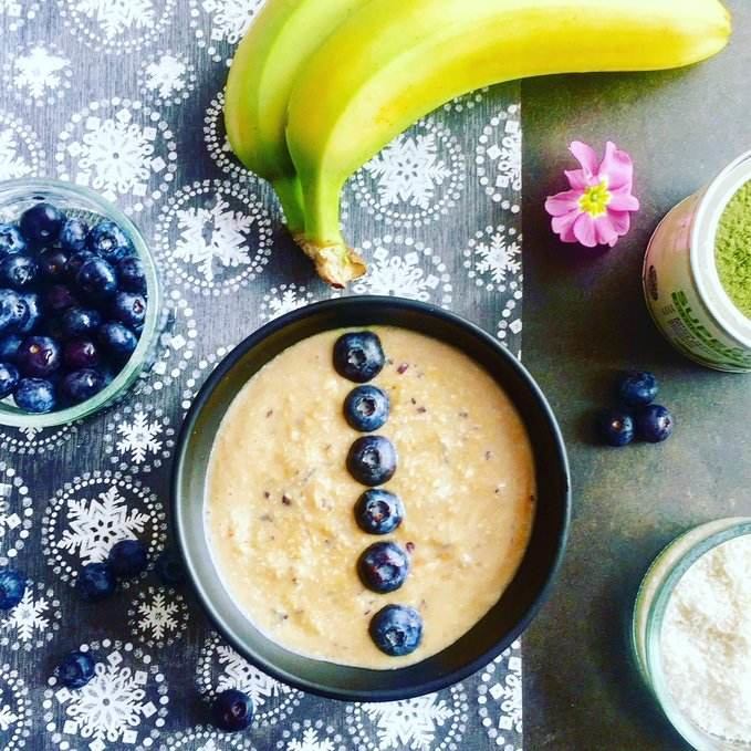 Borůvková smoothie bowl s kokosem a Blendeou