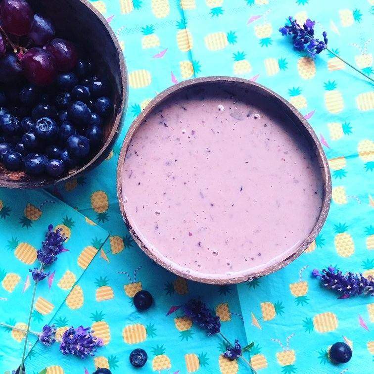Uklidňující borůvková smoothie bowl s levandulí
