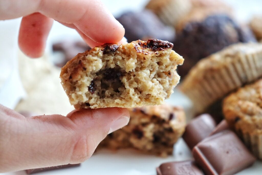 Měkounké cestovatelské proteinové muffiny s čokoládou a tvarohem